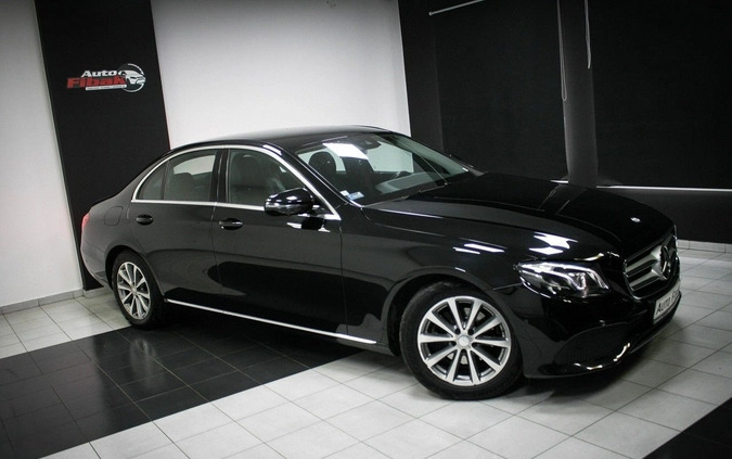 Mercedes-Benz Klasa E cena 123900 przebieg: 108000, rok produkcji 2017 z Kraśnik małe 211